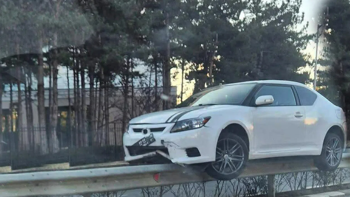 Инцидентът се размина само с материални щети по колата и