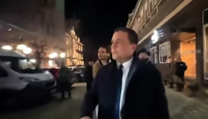 Граждани посрещнаха депутата от ИТН с възгласи Усещате ли ПеевскиНапрежение