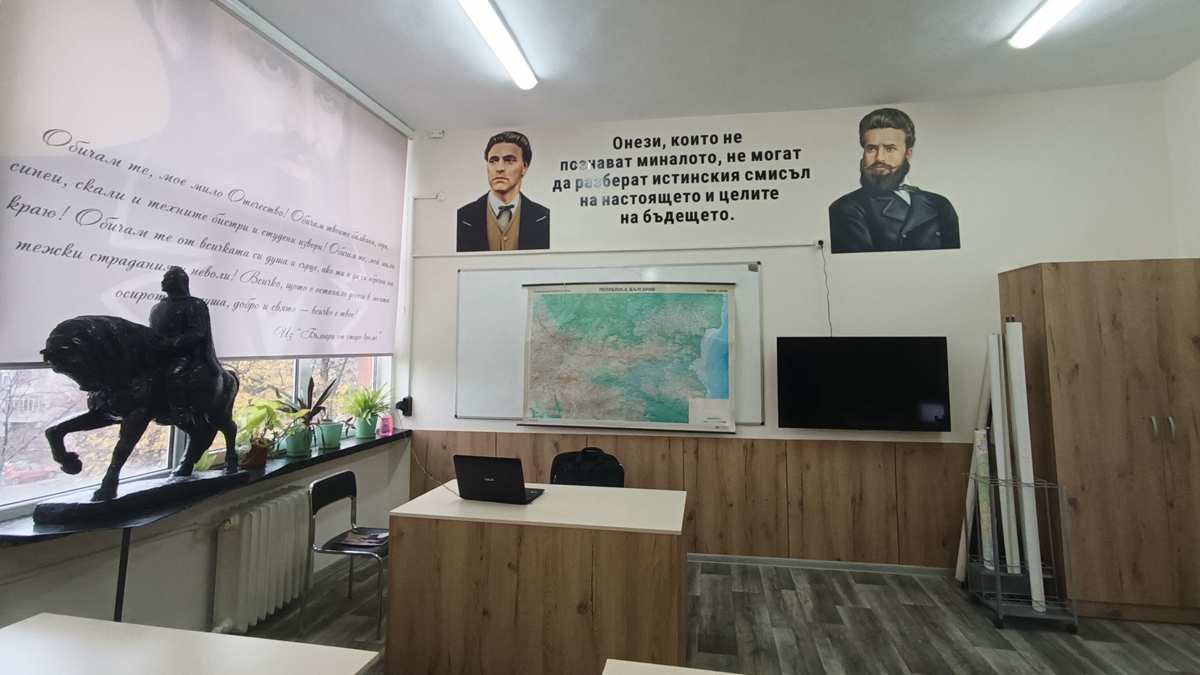 Ученици подредиха витрините с експонати по национална програма за модерна