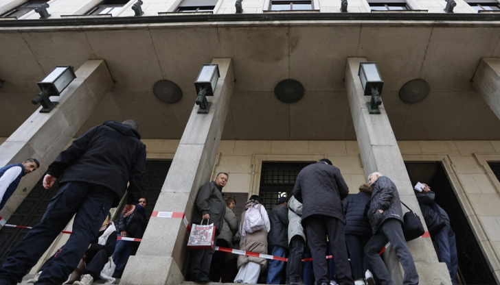 Продажбата стартира тази сутрин, граждани чакат от 6:00 часа за