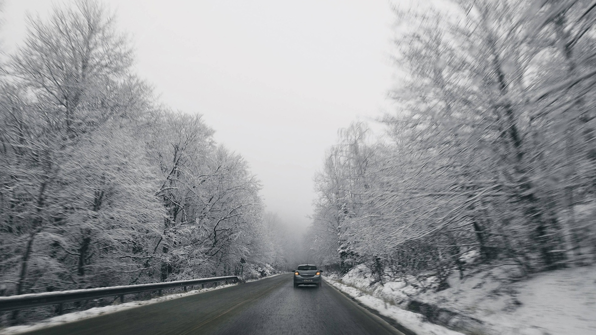 АПИ: Пътните настилки в страната са предимно мокри, на места