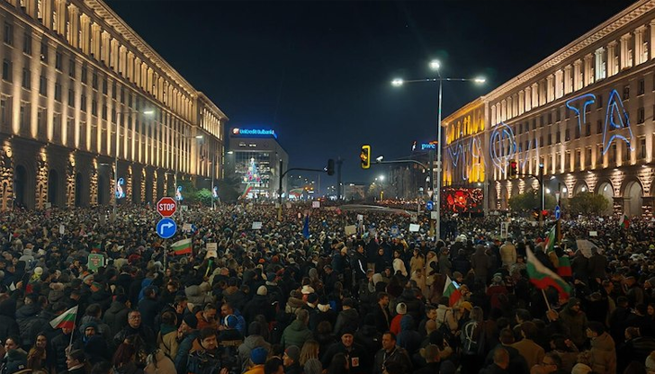 Управляващите гласуваха окончателно удължителния финансов закон въпреки напрежениетоПривърженици и симпатизанти