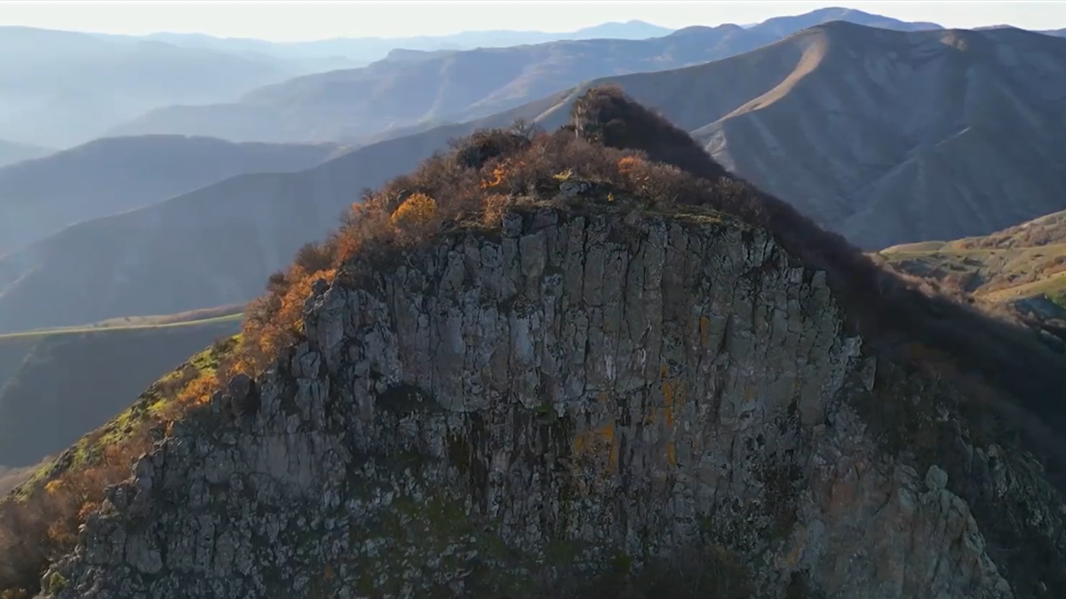 Родопското море от хълмове спира дъха на туриститеВисоко над водите