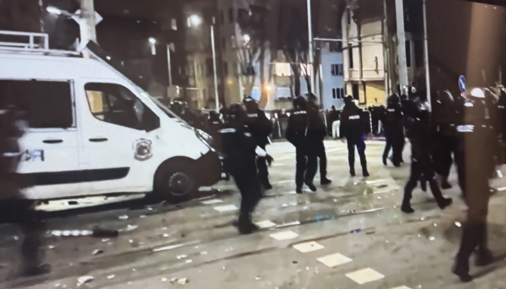Жандармерията отблъсква тълпата по булевард ДондуковСериозно напрежение и сблъсъци белязаха