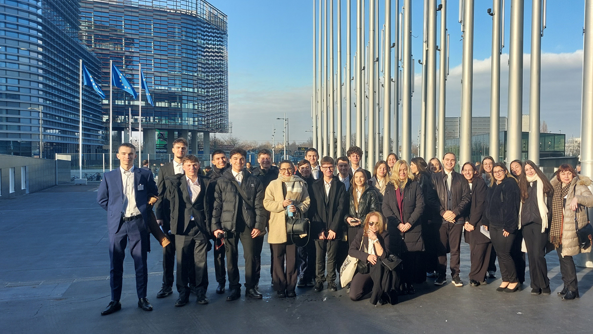 Младите математици се запознаха с работата на европейските институцииГрупа ученици