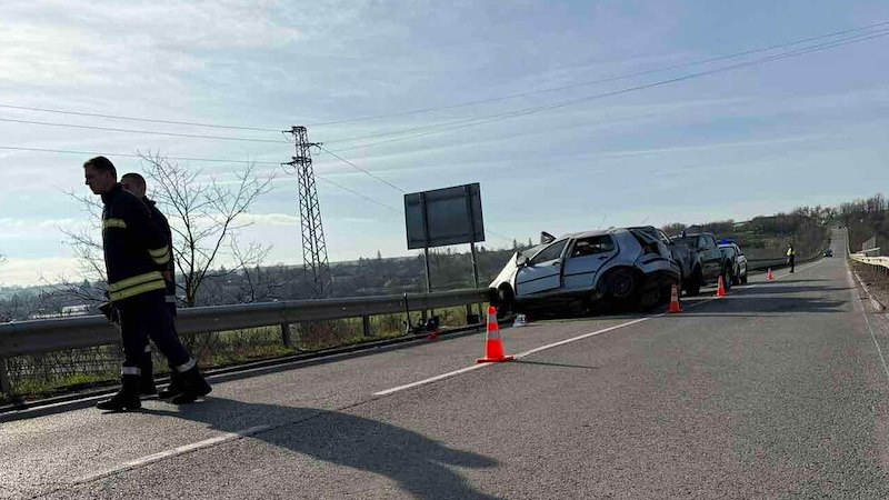 Лек автомобил се завъртя на пътя и се удари в