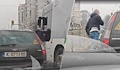 Двама шофьори се биха през прозореца на автобус в София