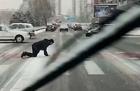 Заледените улици в Скопие принудиха мъж да лази по пешеходна пътека