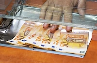 Омбудсманът: Банки налагат такса "броене"въпреки безплатната обмяна