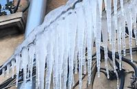 Ледени висулки дебнат русенци от покривите