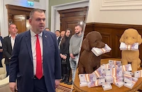 Делян Пеевски изнесе лекция за "истината" пред ученици сред пудели и пачки