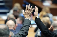 НС ограничи изборните секции извън Европейския съюз на първо четене