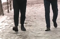 Софиянци пъплят със страх по заледени тротоари