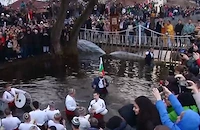 Хиляди се събраха за леденото хоро в Калофер