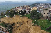 Свлачище поглъща град Нишеми