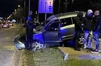 Кола "кацна" върху подлез след катастрофа в София