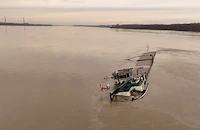 Румънска баржа потъва в река Дунав, институциите гледат отстрани