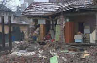 Къща рухна в строителен изкоп в столичен квартал