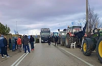 Гръцките фермери вдигнаха блокадата, но тракторите остават на браздата