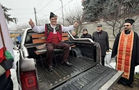 Джип вместо магаре повлече "баш дядото" на уникалния празник Дядовден