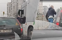 Шофьор на столичен автобус и водач на кола се сбиха докато чакат на светофар