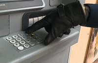 Блокират банкомати с лепило във Велико Търново