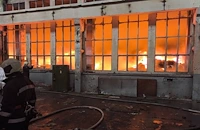 Гори склад за текстилни материали в Троян