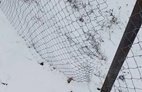 Срязаха жп оградата във Враца часове след монтажа ѝ