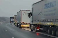 Над 25-километрова колона от тирове на границата с Турция