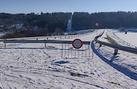 Снегът скри коварни капани по леда на язовира в Николово