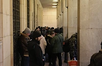 Опашка за първото юбилейно евро се изви пред БНБ