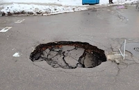 Опасен кратер зейна на улица "Рига"