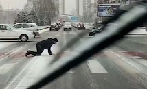 Заледените улици в Скопие принудиха мъж да лази по пешеходна пътека