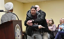 Атакуваха конгресмен Илхан Омар с неизвестно вещество