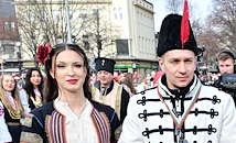 Истинска венчавка замени сценичната игра по време на "Сурва" в Перник