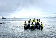 Учени от ОАЕ и Еквадор заемат местата им в базата