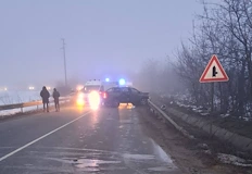 Трима младежи са с опасност за живота след челен сблъсъкТежка