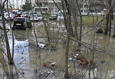 Паркинг в квартал Лагера се превърна в езеро след теч