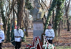 Официални делегации от Русе и Букурещ се събират пред паметника