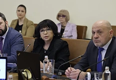 Властите обещават по високи пенсии чрез мултифондов модел но прехвърлят