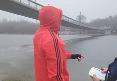 Гражданите реагираха преди пожарната извадиха пострадалата с поясиТрима мъже предотвратиха