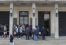 Граждани сигнализират за 48 часово чакане и недостиг на едри