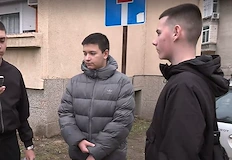 Крадец отмъкнал портфейла на пенсионер но благодарение на младежите е