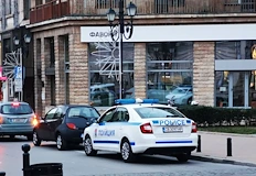 Служители на реда помогнаха на жена с повредена кола в