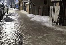 Граждани бият тревога за масови поледици в целия град докато