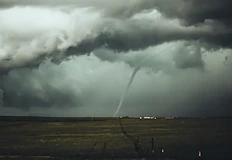 Шофьорка оцеля по чудо след като торнадо вдигна колата ѝ