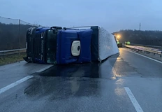 Шофьорът е заспал зад волана магистралата остава затворенаТежкотоварен автомобил с