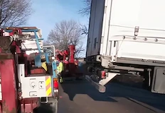 Три ТИР а се завъртяха и затапиха международното трасе към