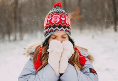 Зимата се завръща с леден вятър и сняг опровергавайки прогнозите