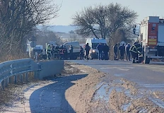 Пожарникари рязаха ламарини за да извадят тялото на мъжаПоредна трагедия